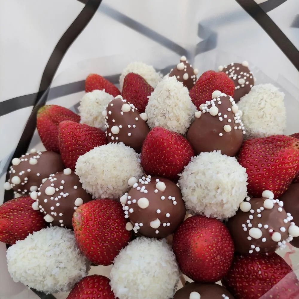Букет из клубники в бельгийском шоколаде с кокосовой стружкой – сладкий подарок с доставкой - фото 2