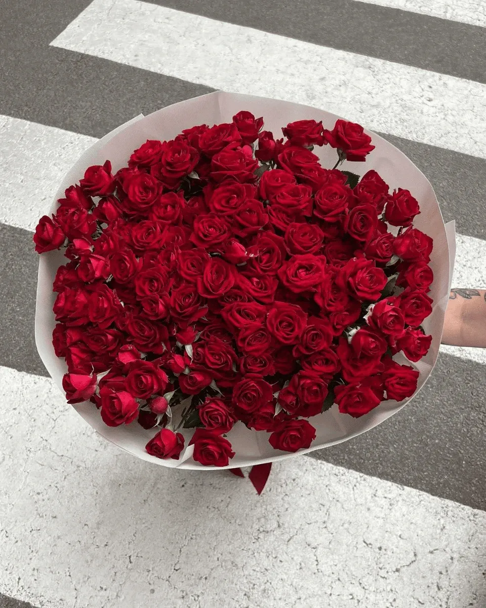Монобукет из 25 красных кустовых роз