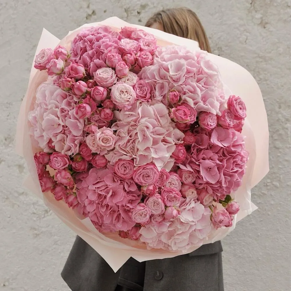 Дуо букет с вау-эффектом из гортензии и кустовой розы "Бриджит"