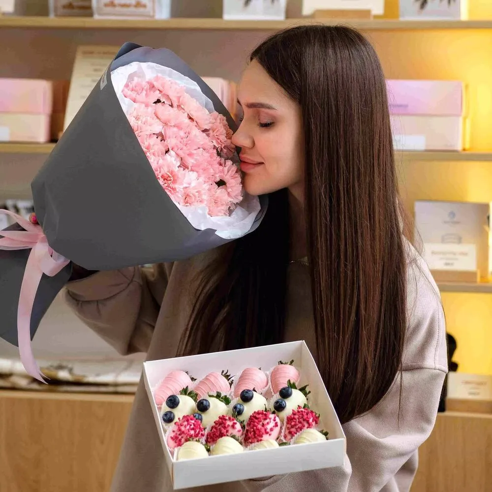 Комбо «Воздушное» из 19 диантусов и 16 клубник в бельгийском шоколаде - фото 2