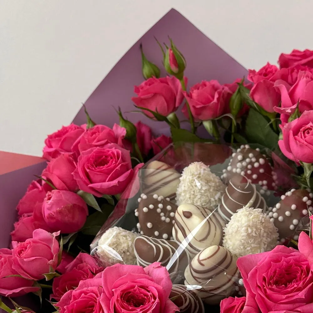 Букет из роз и клубники в бельгийском шоколаде – изысканный сладкий подарок с доставкой - фото 2