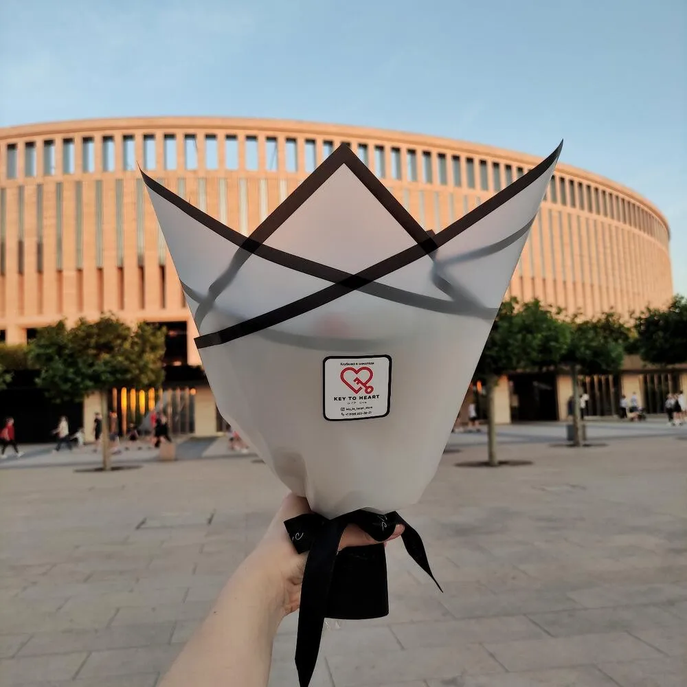 Букет из клубники в бельгийском шоколаде с кокосовой стружкой – сладкий подарок с доставкой - фото 3