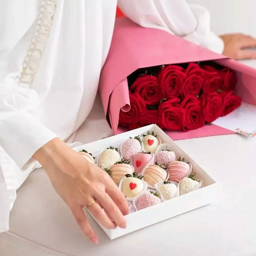 Букет из одноголовых красных роз и клубники в бельгийском шоколаде «Алый поцелуй» - фото 2