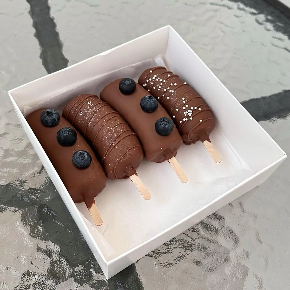 Набор бананов в бельгийском шоколаде с голубикой в коробке - фото 2