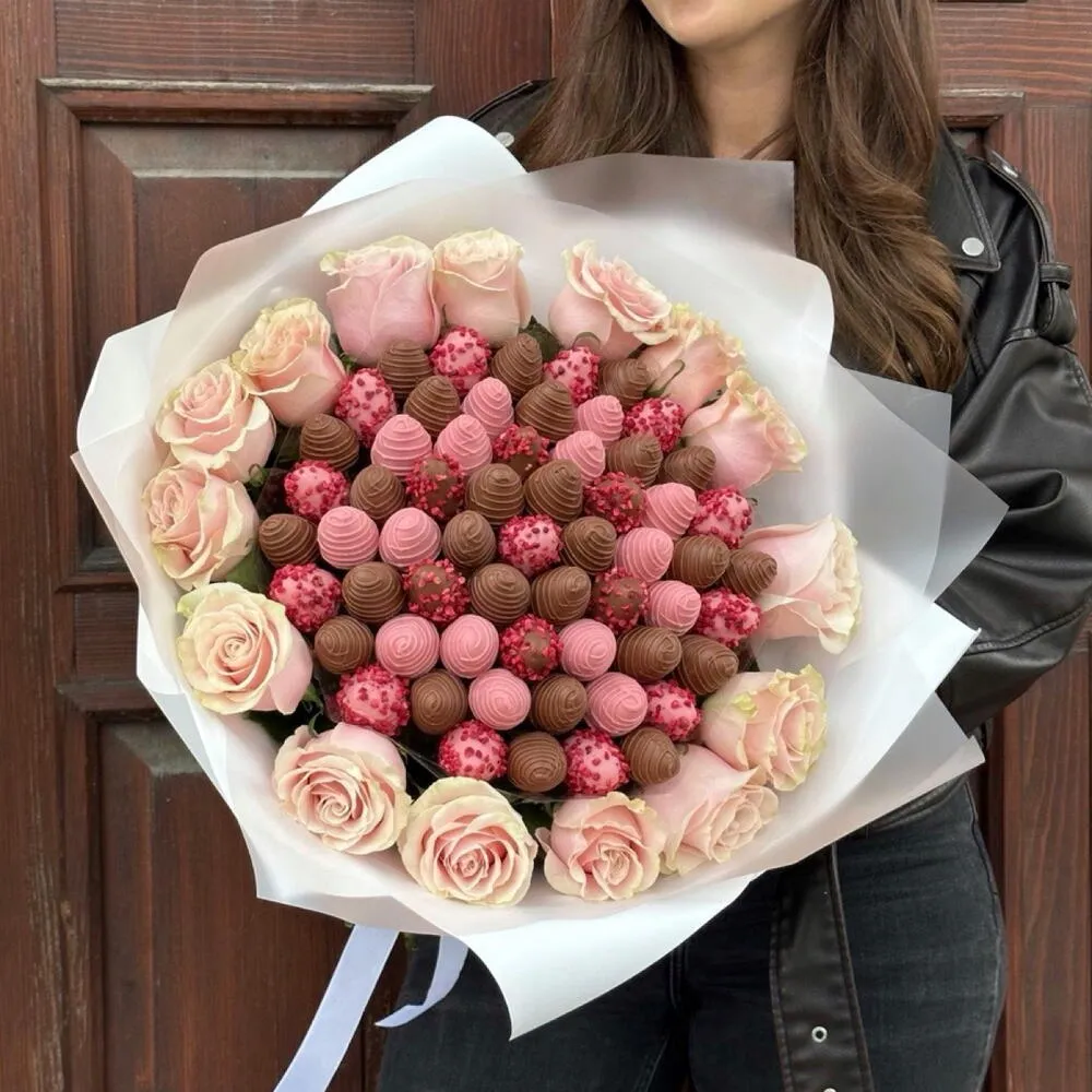 Букет с вау-эффектом из 61 клубники в бельгийском шоколаде и 15 одноголовых роз "Обожание"