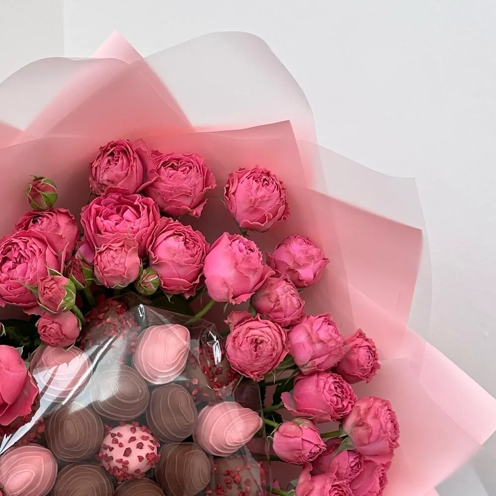 Букет из кустовой розы Misty Bubbles и клубники в бельгийском шоколаде «Розовое облако» - фото 2