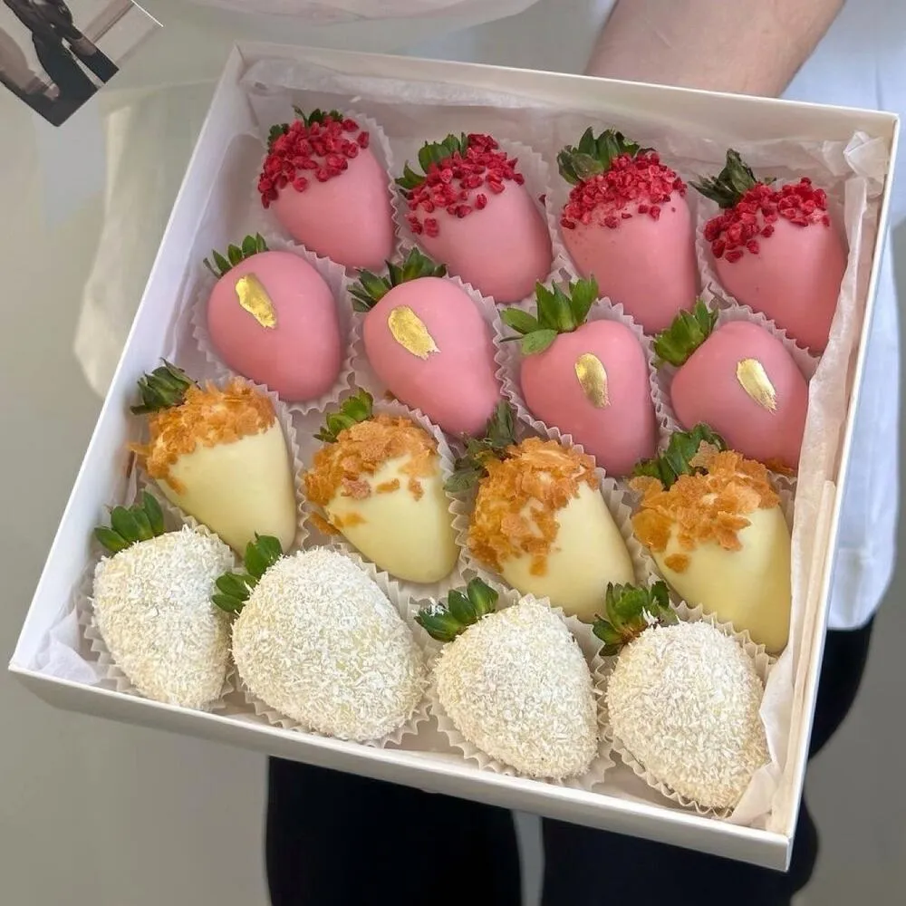 Комбо «Сердце» из 11 красных роз и 16 клубник в бельгийском шоколаде - фото 2