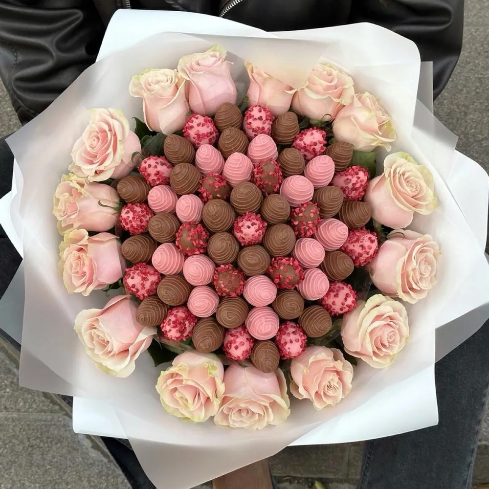 Букет с вау-эффектом из 61 клубники в бельгийском шоколаде и 15 одноголовых роз "Обожание" - фото 2