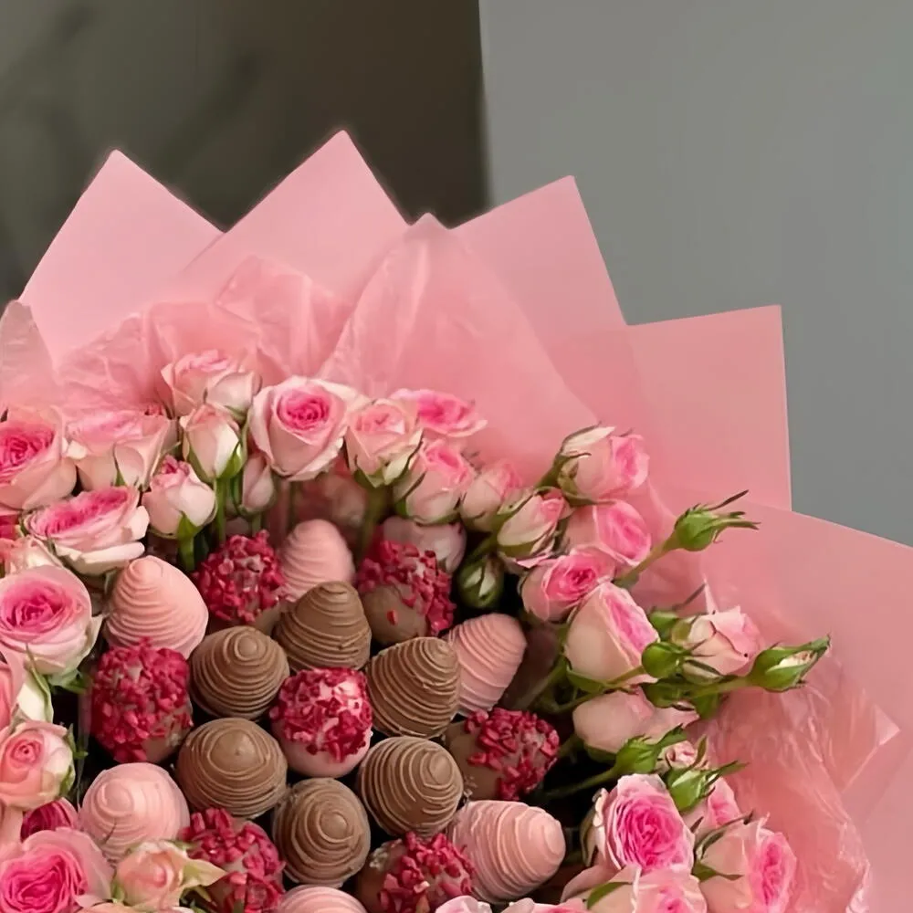 Букет из 9 кустовых роз и 19 клубник в бельгийском шоколаде «Эмили» - фото 2