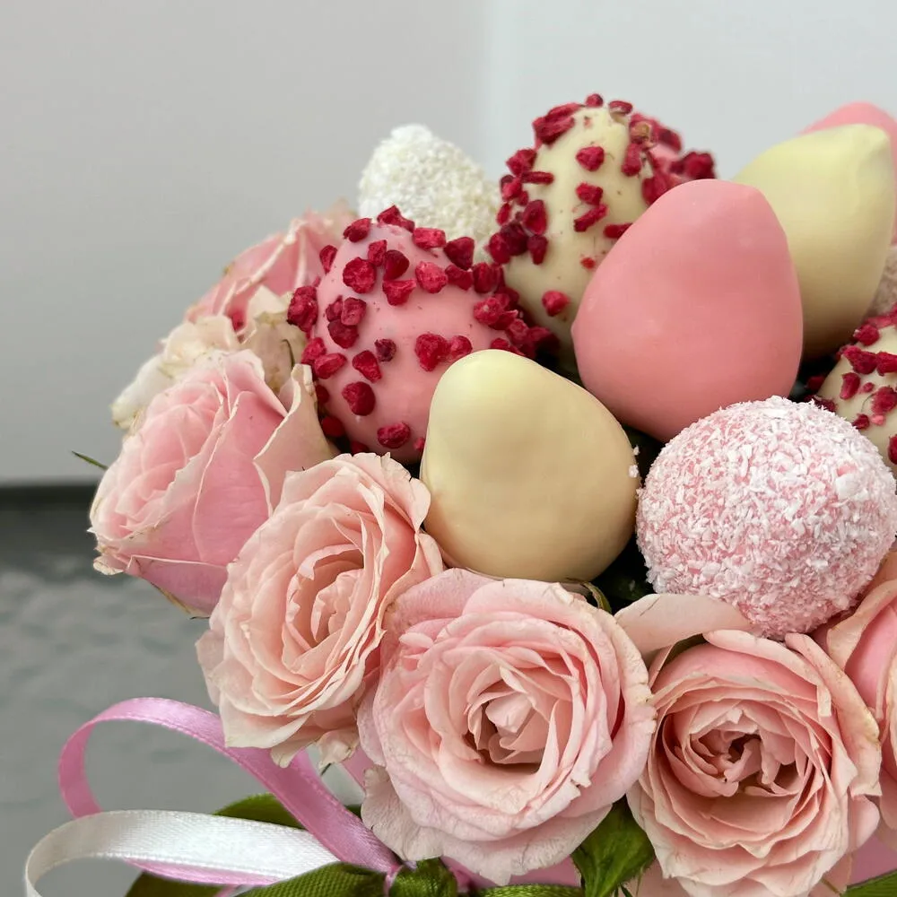 Композиция из кустовых роз и клубники в бельгийском шоколаде в шляпной коробке - фото 3