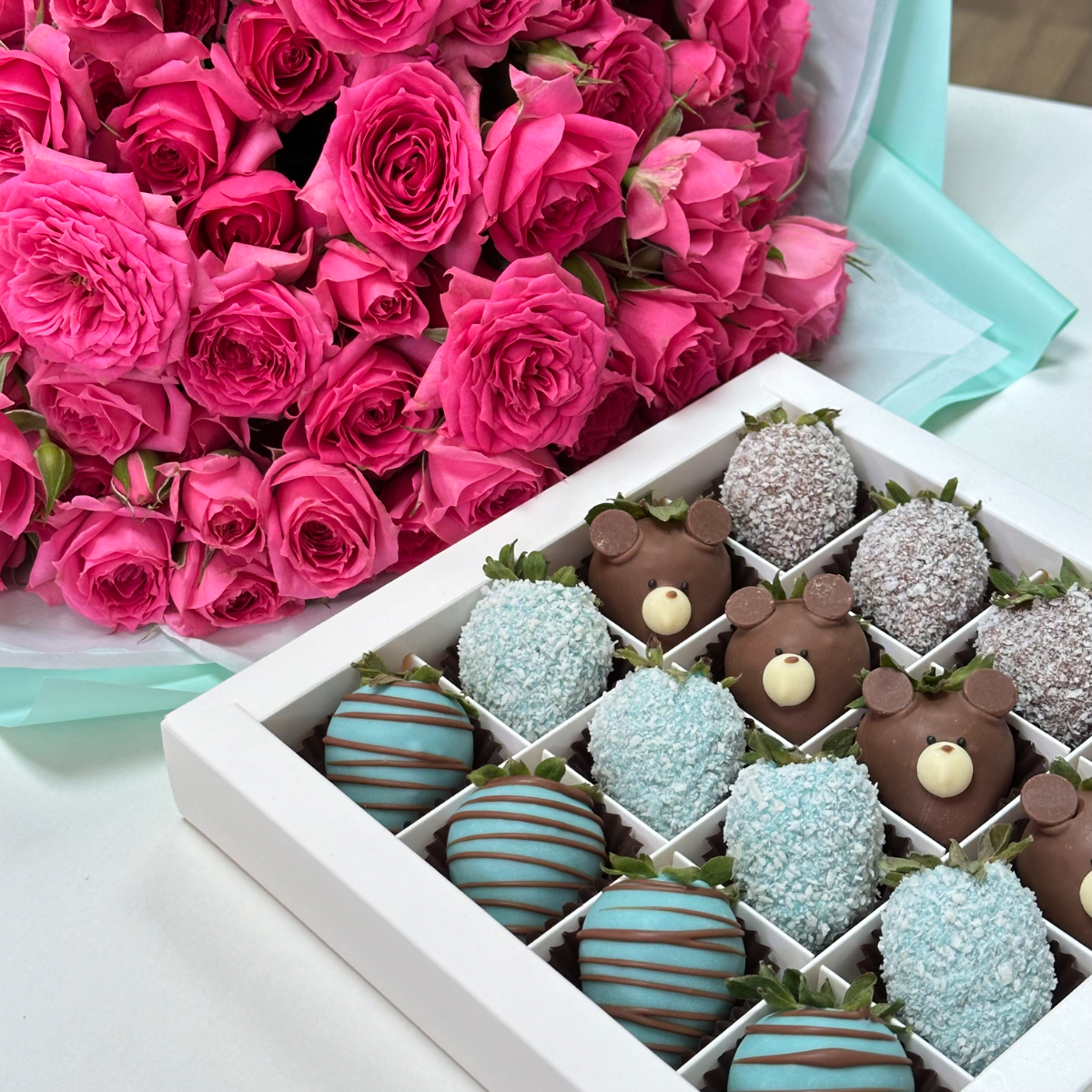 Комбо набор из 19 кустовых роз и 16 клубник в шоколаде - фото 2