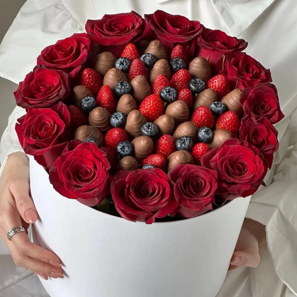 Композиция "Анна" из 13 красных роз и 37 клубник в бельгийском шоколаде - фото 2