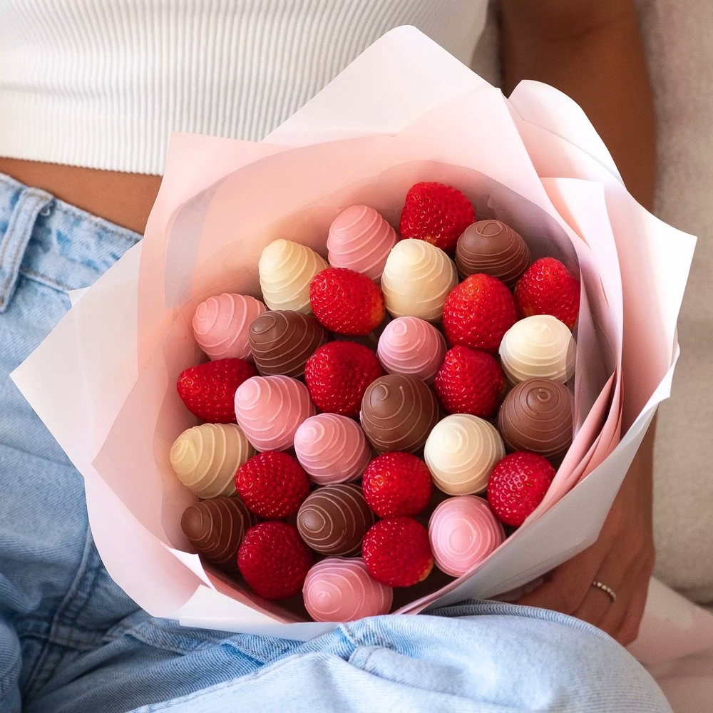 букет из клубники в белом и молочном шоколаде