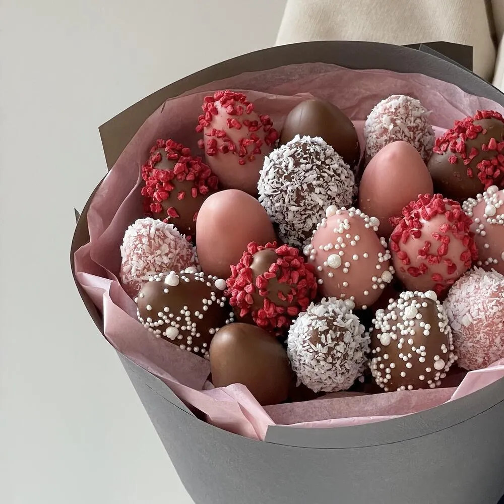 Букет из клубники в белом и молочном бельгийском шоколаде - фото 2