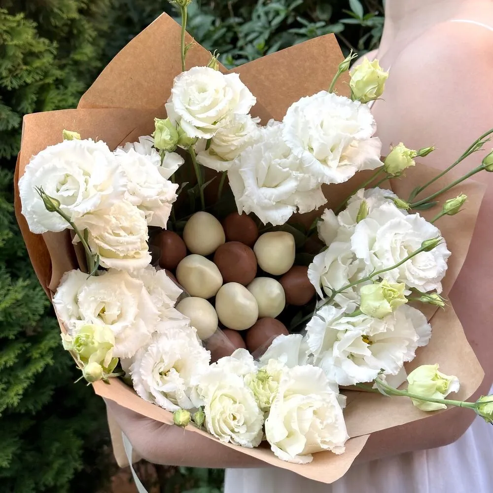 Букет из клубники в бельгийском шоколаде с эустомой - фото 2