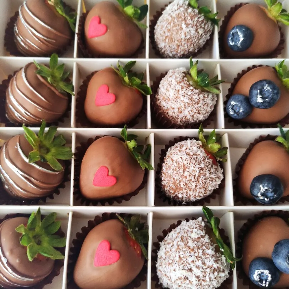 Подарочная коробка с клубникой в бельгийском шоколаде и голубикой - фото 2