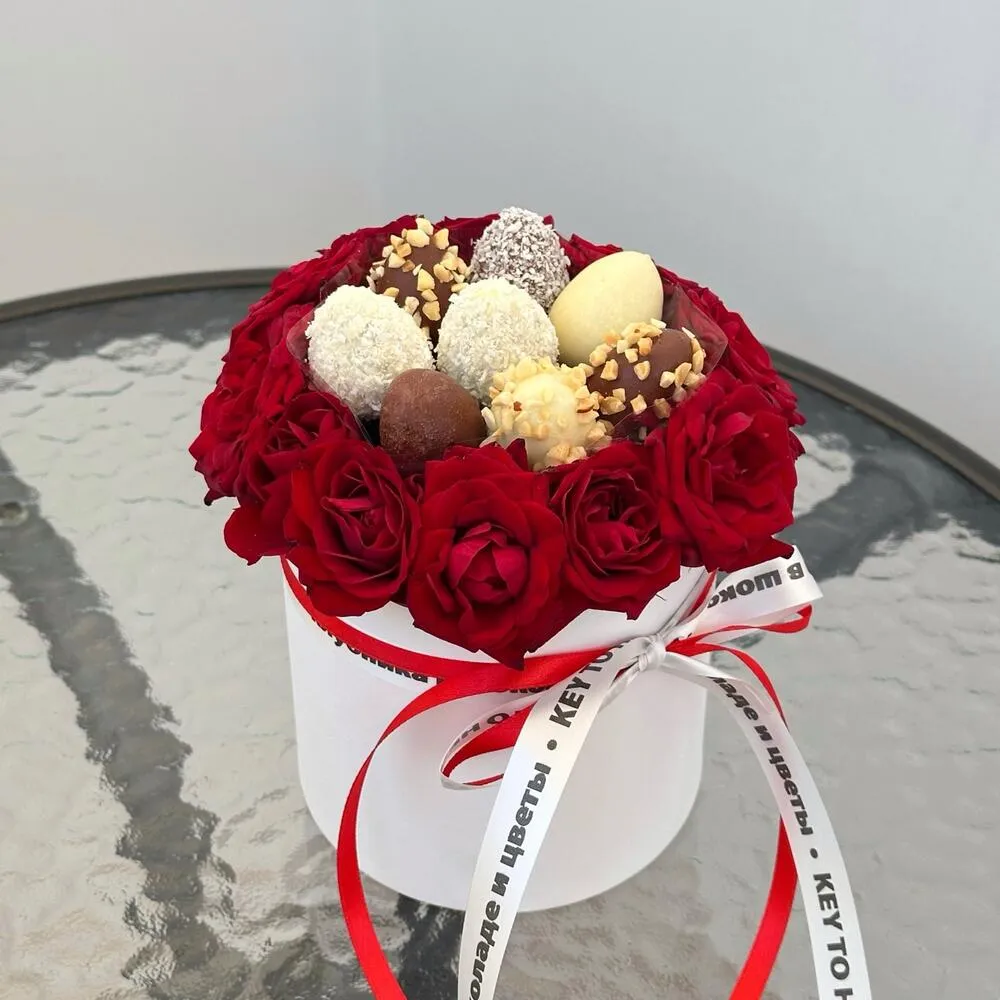 Композиция из клубники в бельгийском шоколаде с кустовой розой "Амелия"