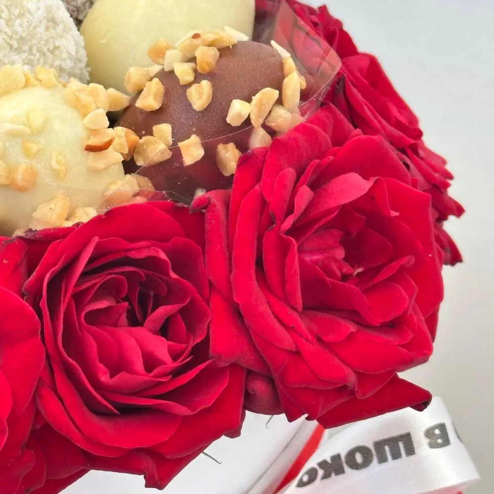 Композиция из клубники в бельгийском шоколаде с кустовой розой "Амелия" - фото 2