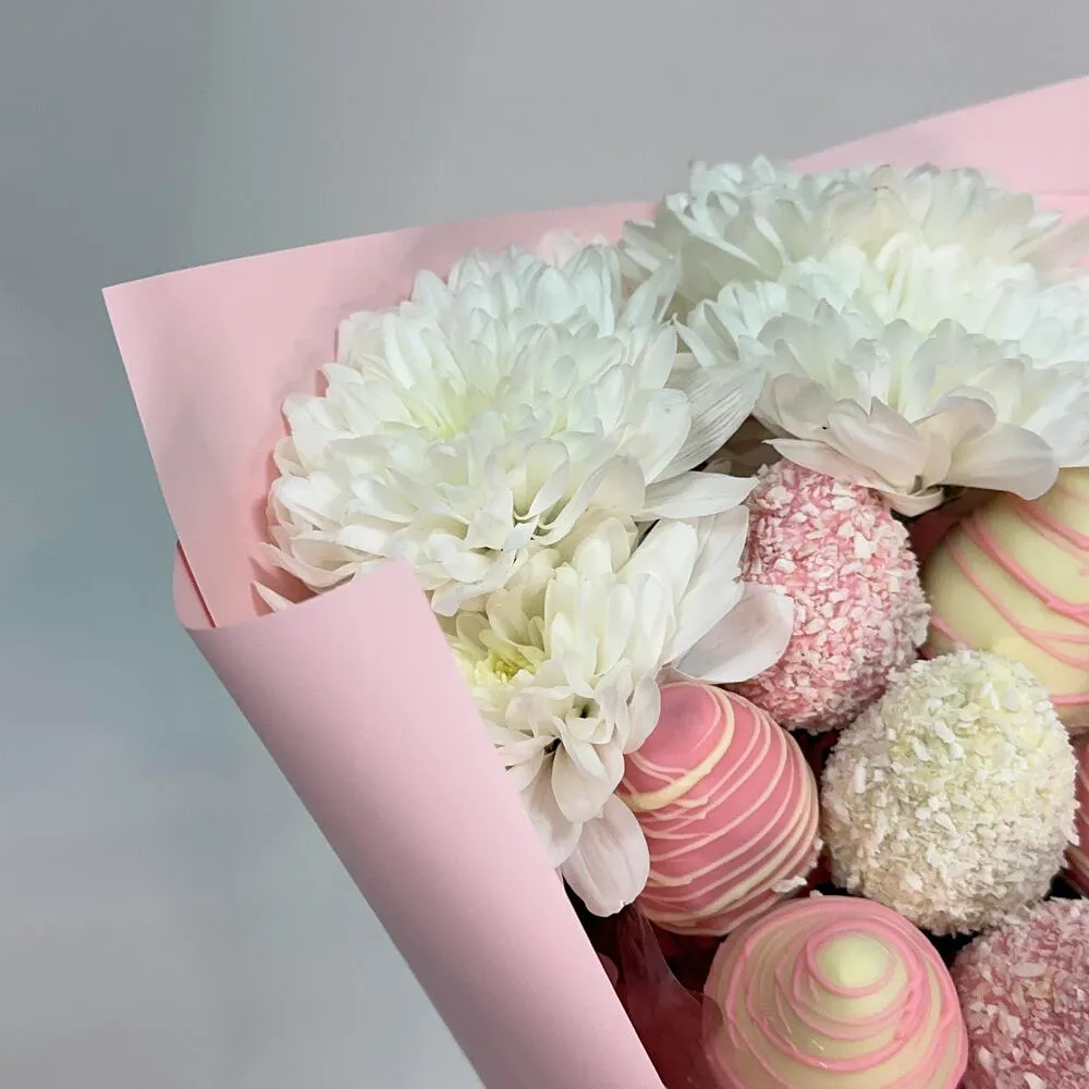 Букет из кустовой хризантемы и 7 крупных клубник в бельгийском шоколаде «Чувства» - фото 2