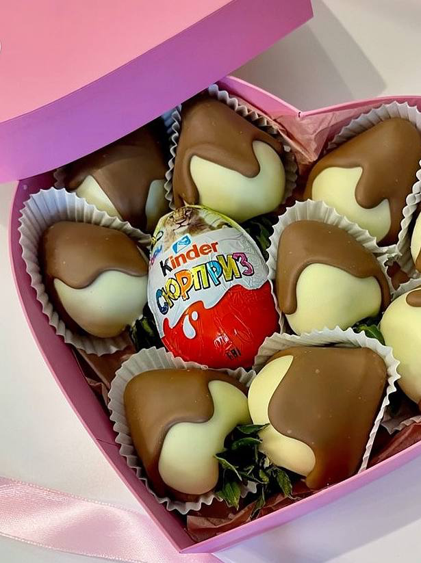 Сердце с большой клубникой в двойном шоколаде и киндер-сюрпризом - фото 2