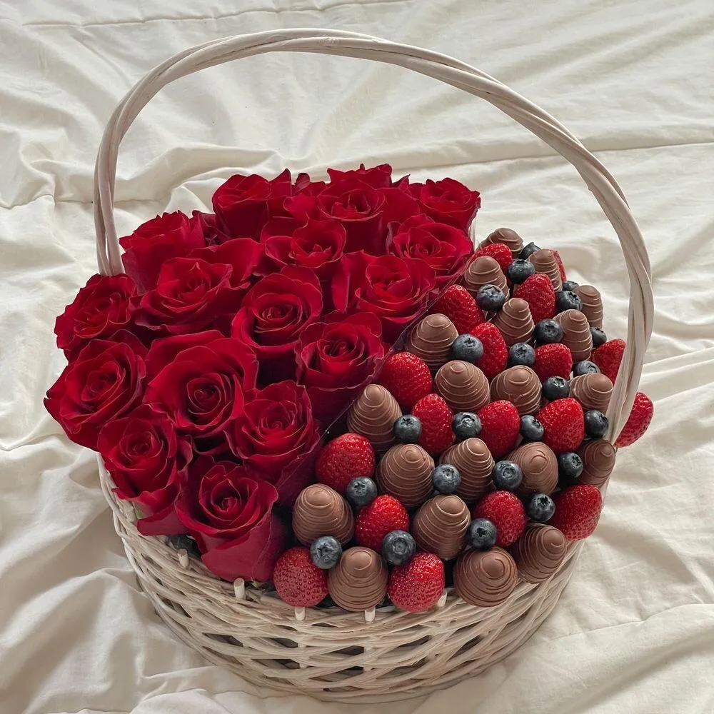 Корзина клубники в бельгийском шоколаде, голубики и одноголовой розы №106 - фото 2