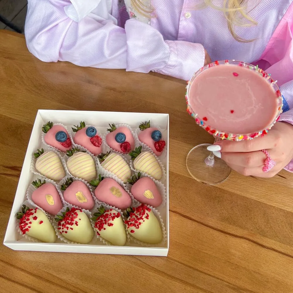 Набор "Пинк" из 16 крупных клубник в бельгийском шоколаде - фото 2