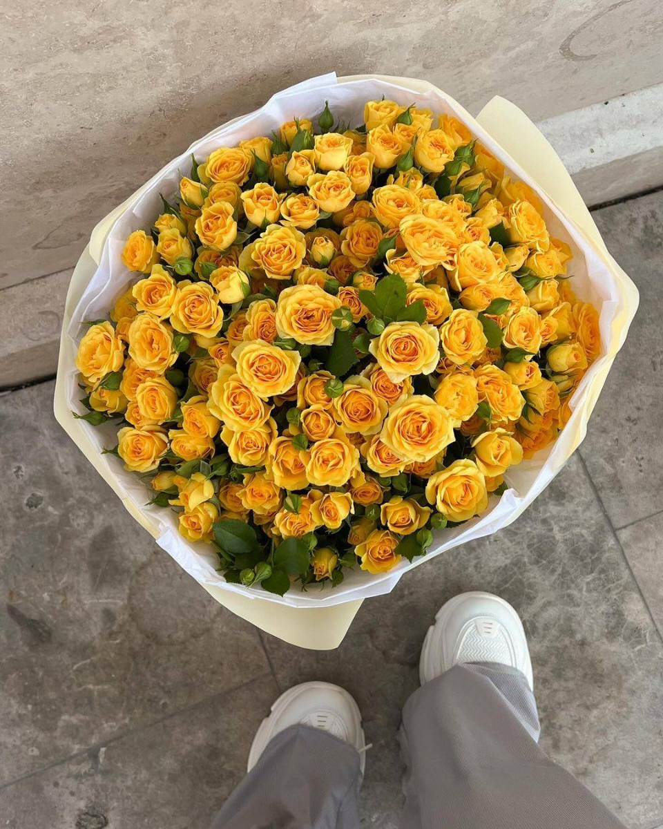 Монобукет из 35 солнечных кустовых роз