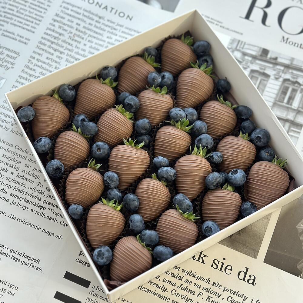 Набор из клубники в молочном шоколаде с голубикой