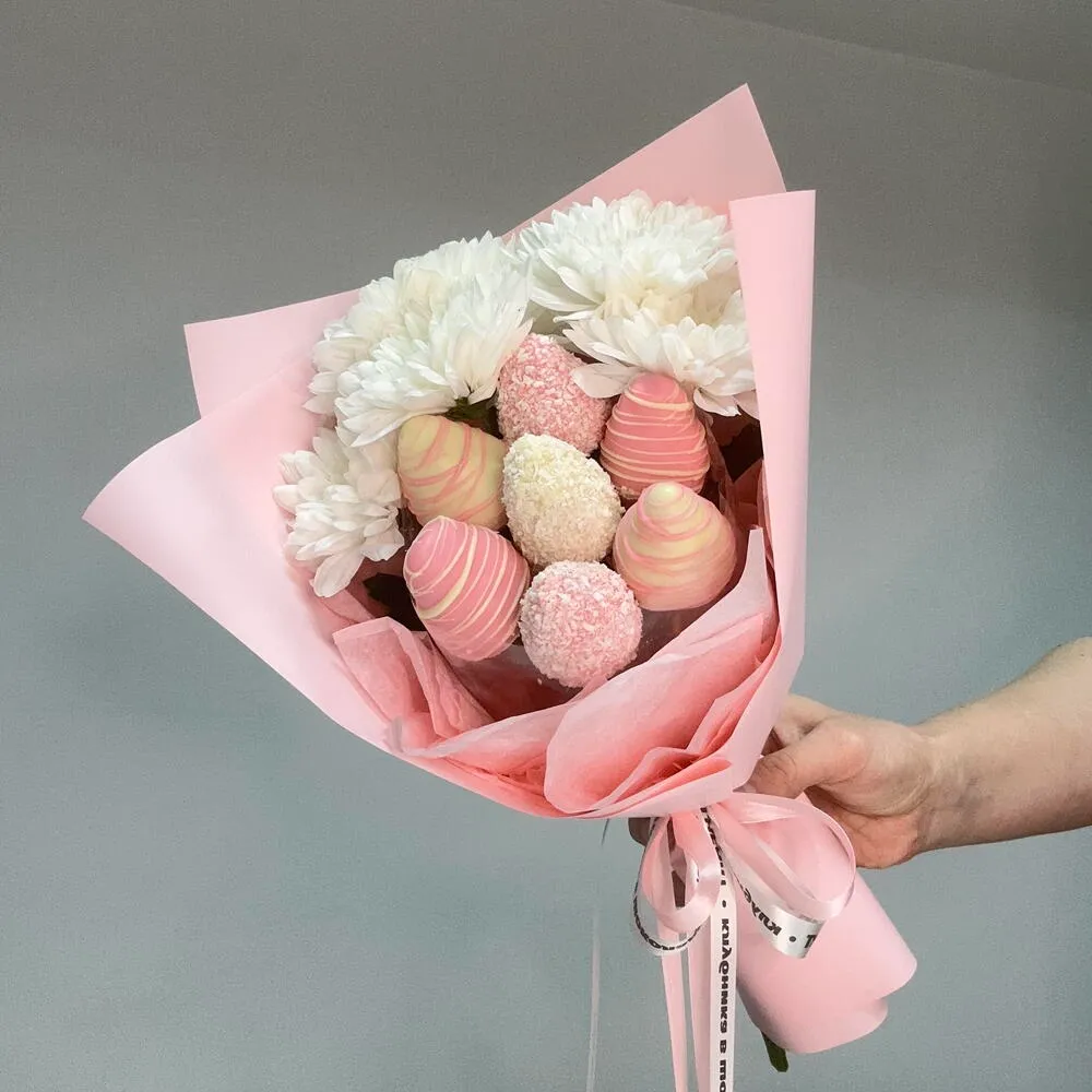 Букет из кустовой хризантемы и 7 крупных клубник в бельгийском шоколаде «Чувства» - фото 3