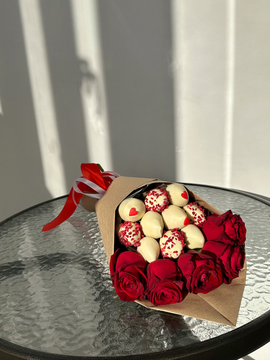 букет из красной розы и клубники в белом шоколаде с сублимированной малиной