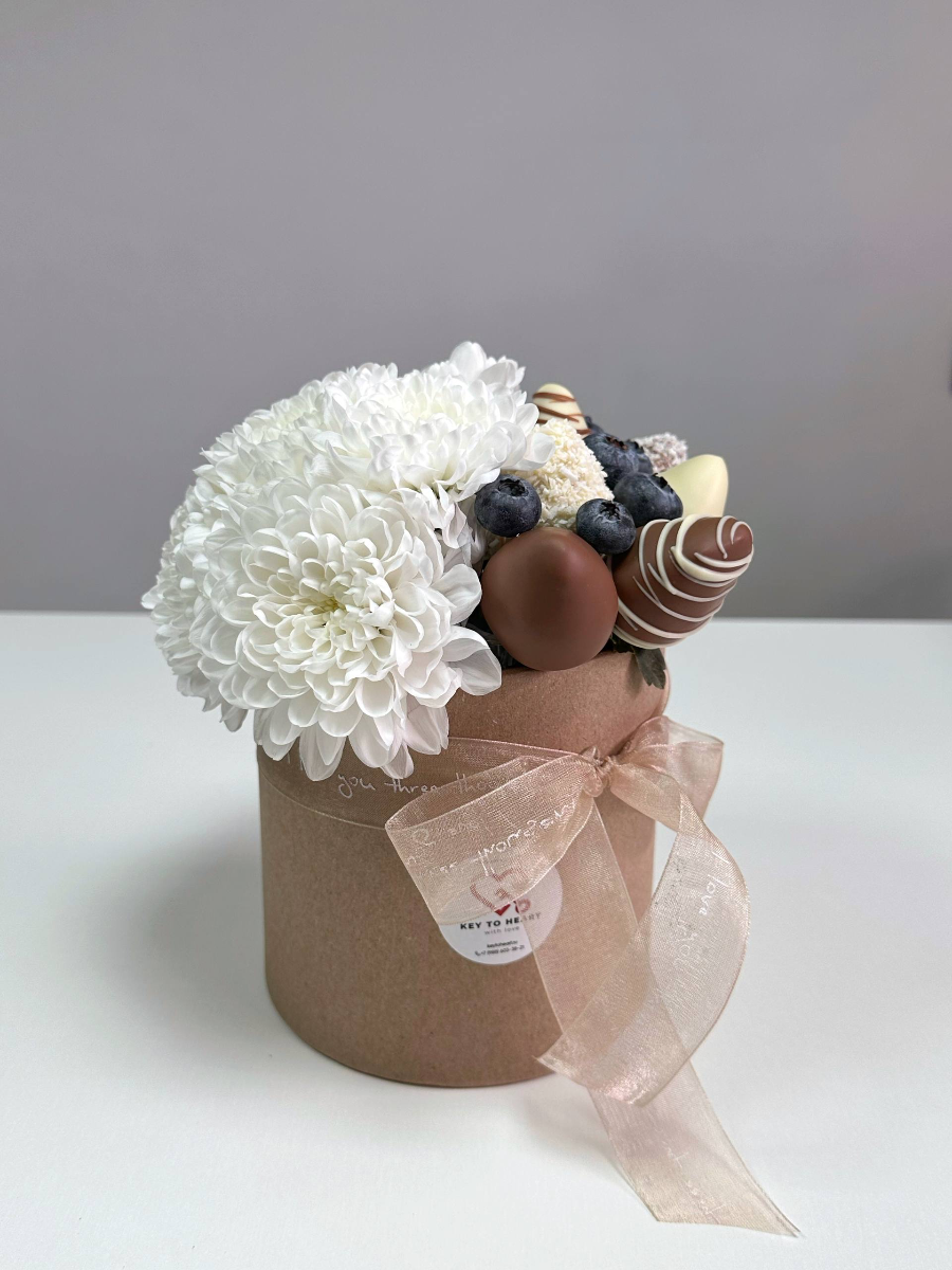 Композиция из кустовой хризантемы и клубники в бельгийском шоколаде "Люси"