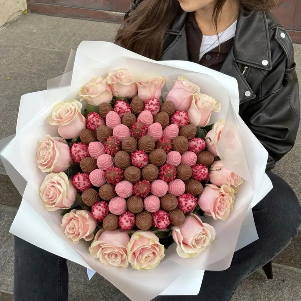 Букет с вау-эффектом из 61 клубники в бельгийском шоколаде и 15 одноголовых роз "Обожание" - фото 3