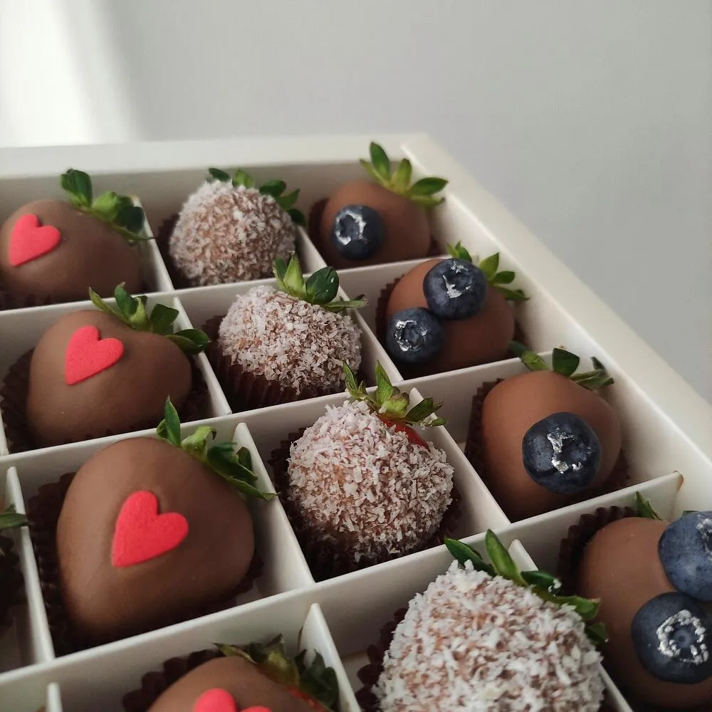 Подарочная коробка с клубникой в бельгийском шоколаде и голубикой - фото 3