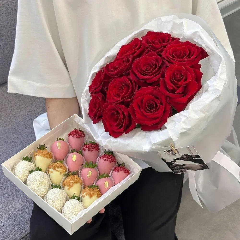 Комбо «Сердце» из 11 красных роз и 16 клубник в бельгийском шоколаде - фото 3