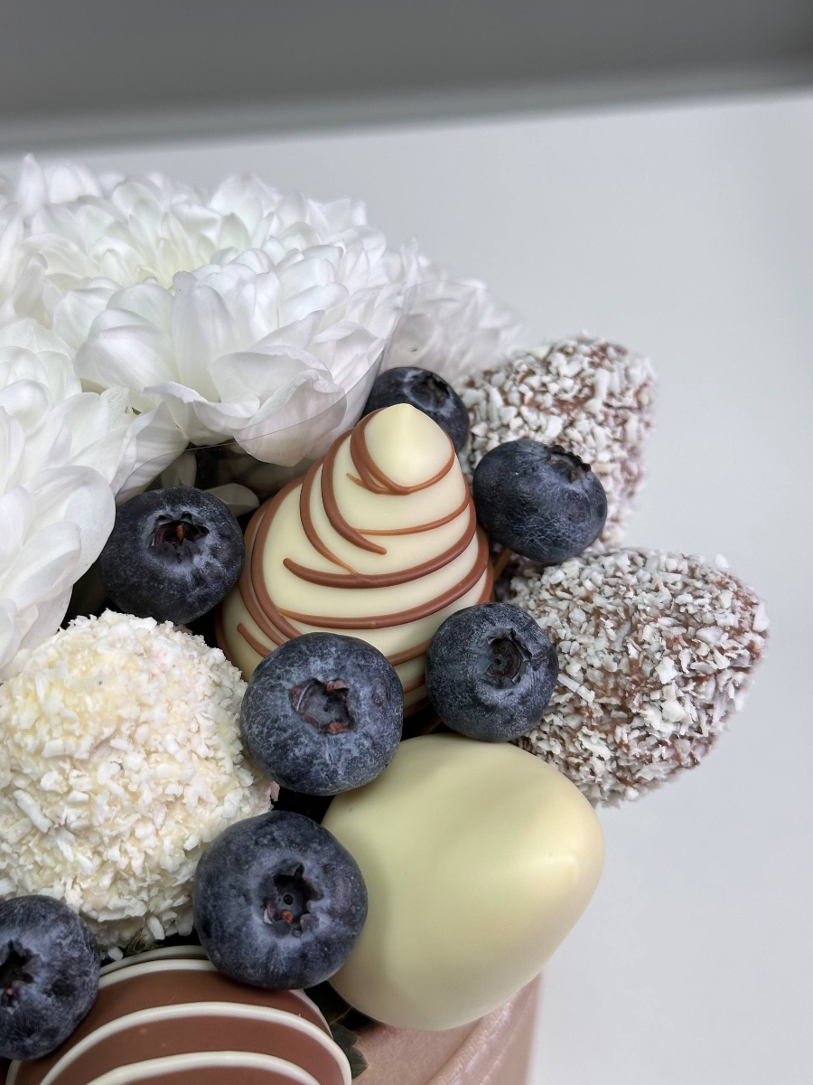 Композиция из кустовой хризантемы и клубники в бельгийском шоколаде "Люси" - фото 2