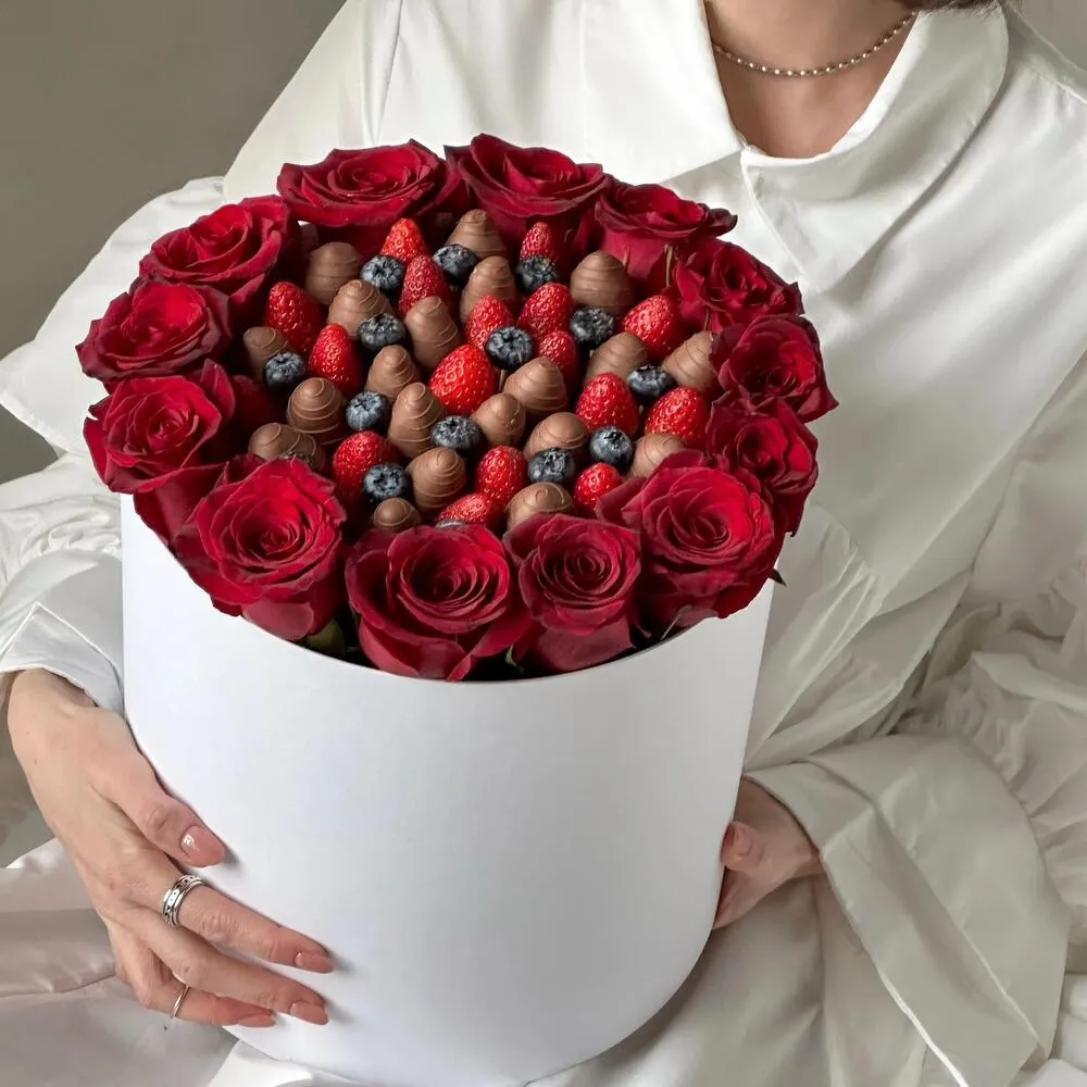 Композиция "Анна" из 13 красных роз и 37 клубник в бельгийском шоколаде - фото 3