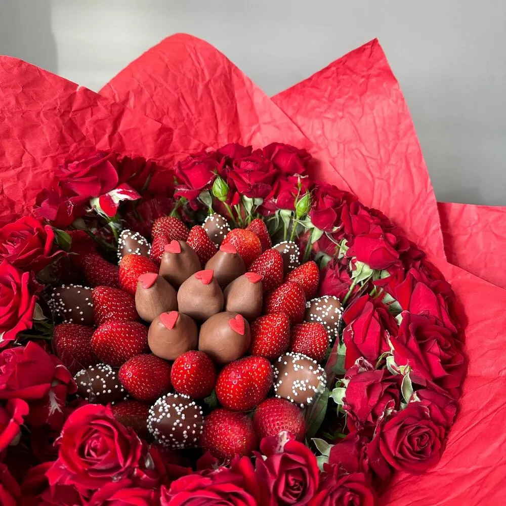 Букет из клубники и роз в бельгийском шоколаде «Красная страсть» - фото 2
