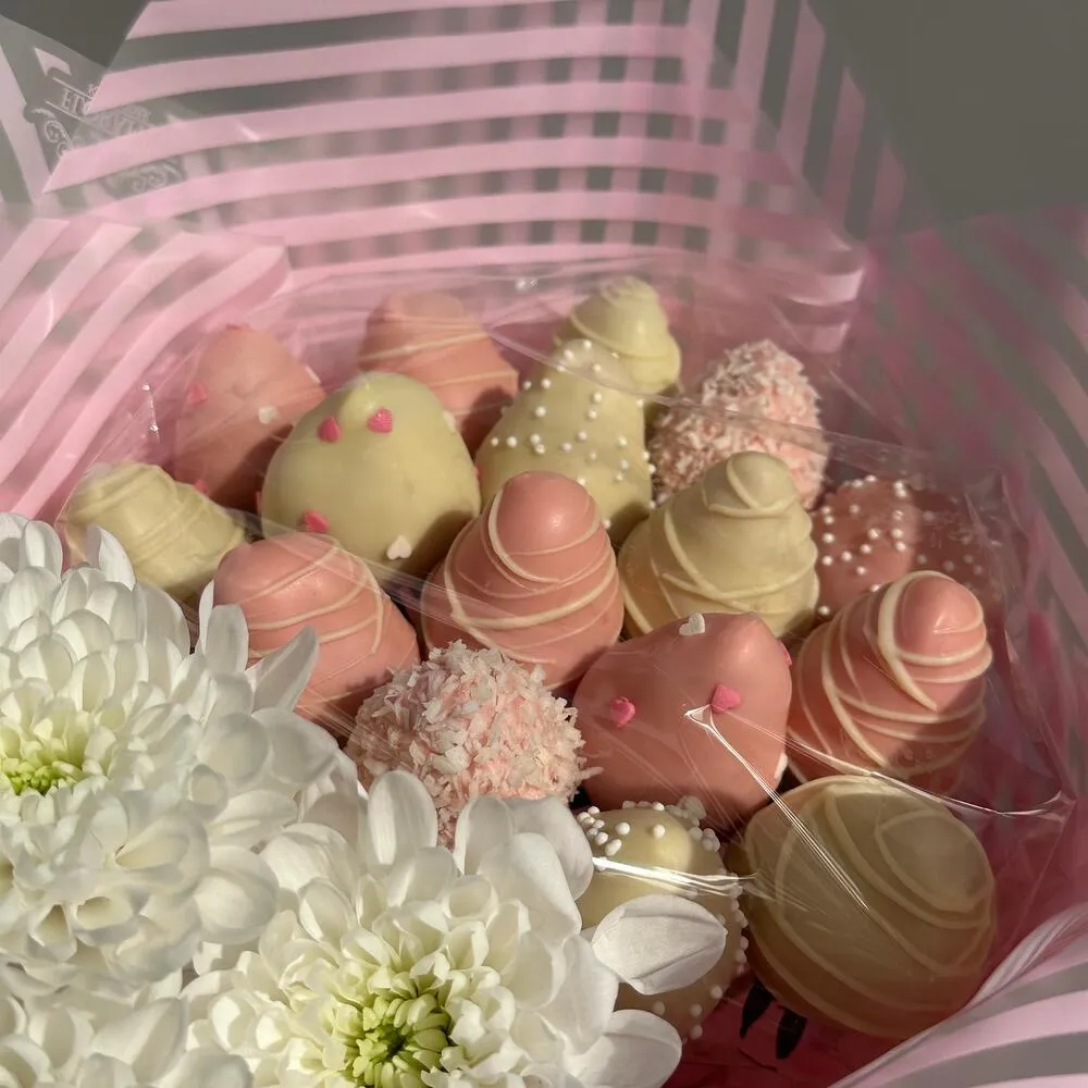 Букет из клубники в бельгийском шоколаде с хризантемами - фото 2