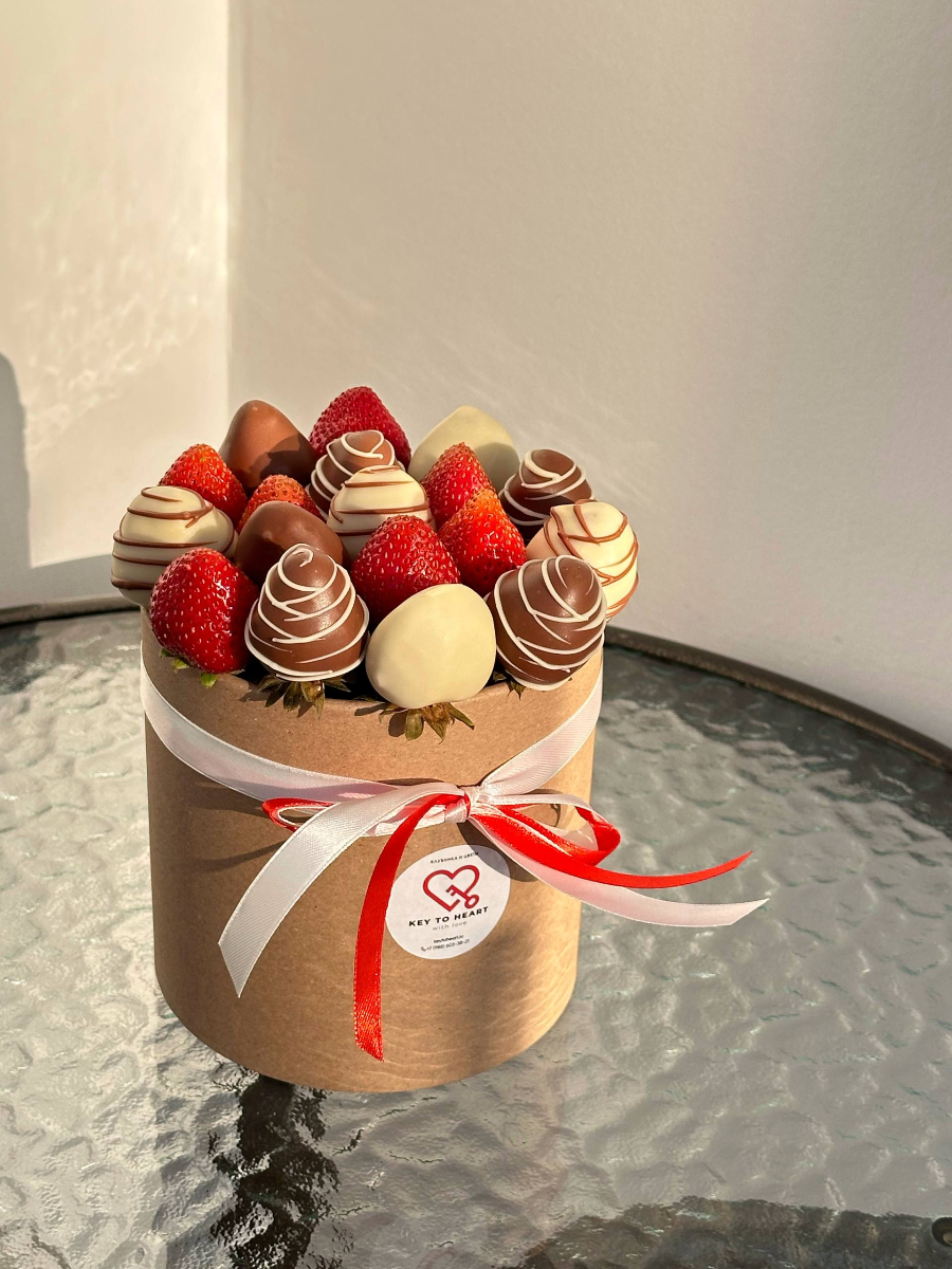 композиция из клубники в белом и молочном шоколаде