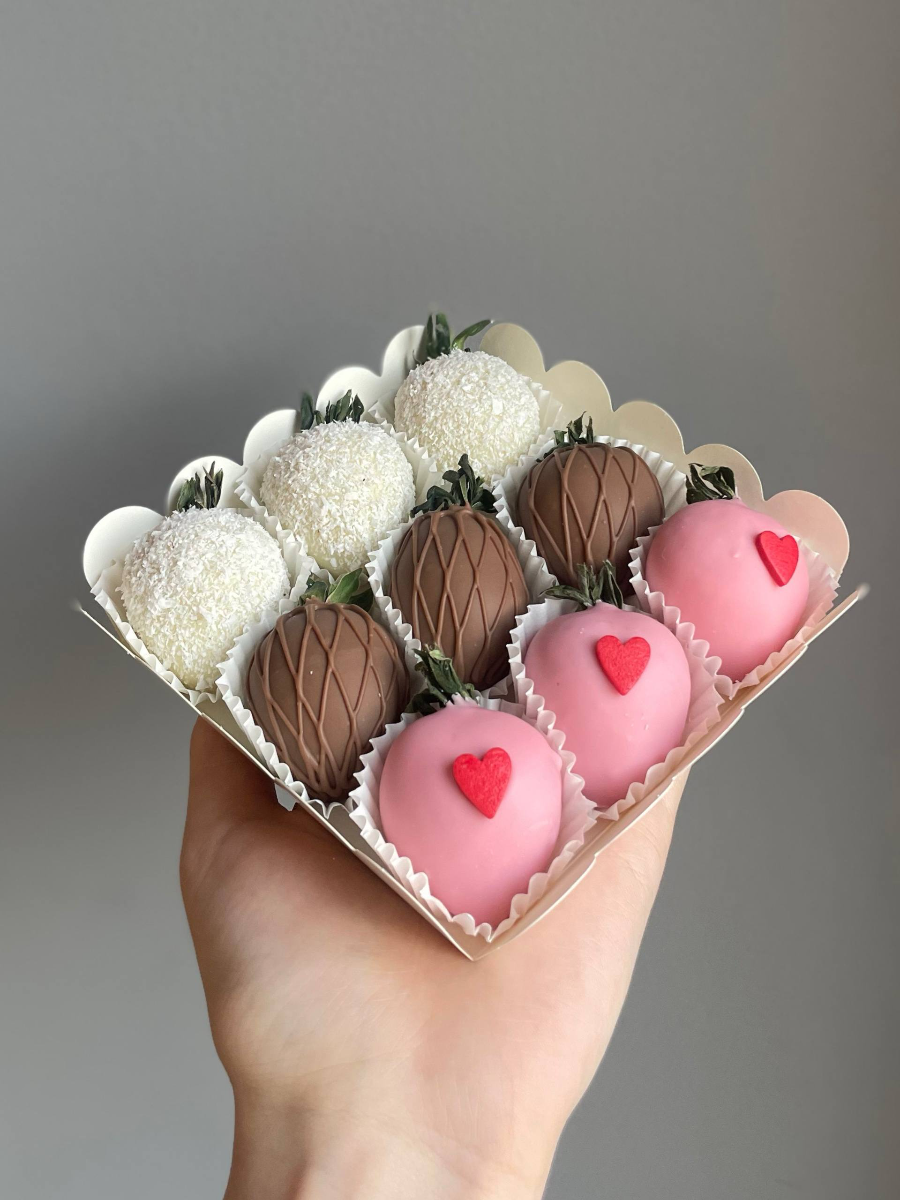 Набор клубники в молочном и белом шоколаде с кокосовой стружкой