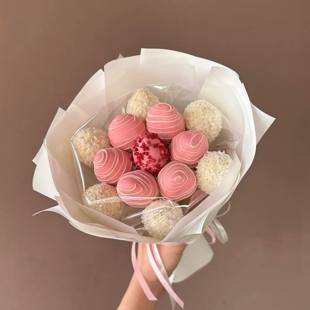 Нежное комбо из букета клубники в шоколаде 13 штук и фольгированного шара в ассортименте "Легкость" - фото 3