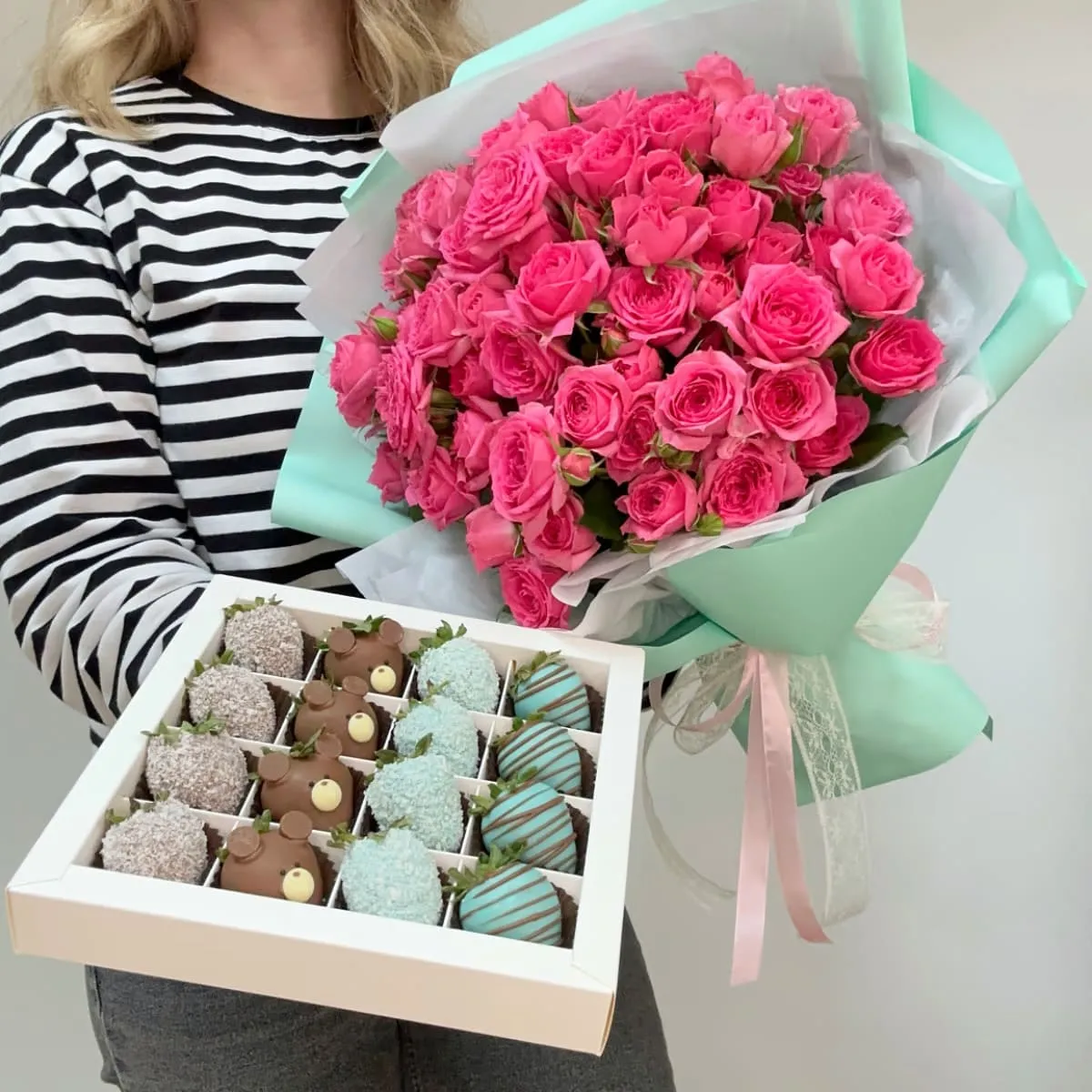 Комбо набор из 19 кустовых роз и 16 клубник в шоколаде