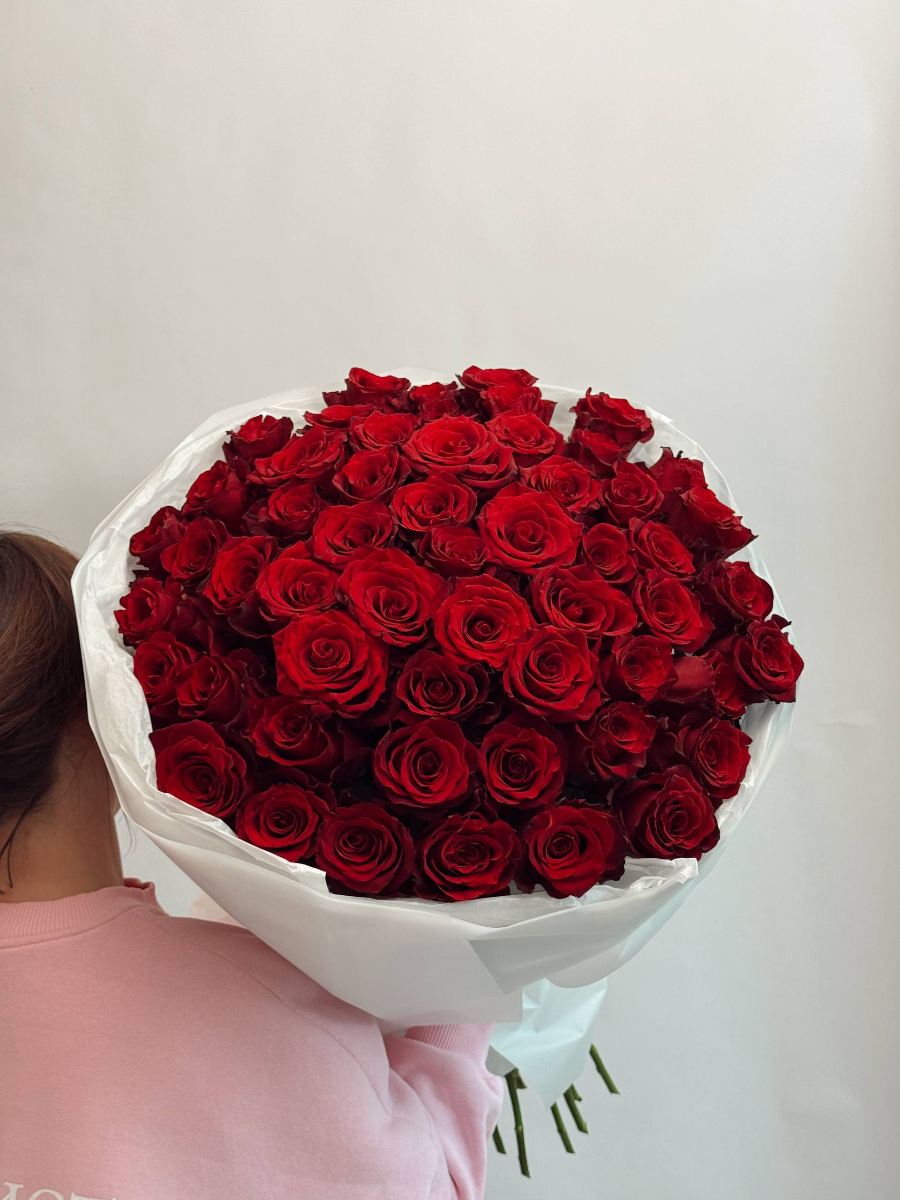 Большой монобукет из 51 одноголовой ароматной розы