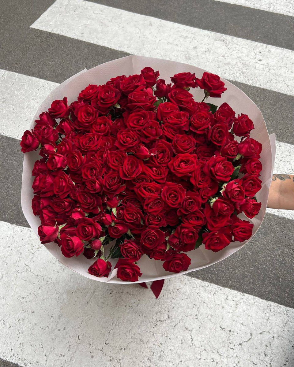 Монобукет из 25 красных кустовых роз