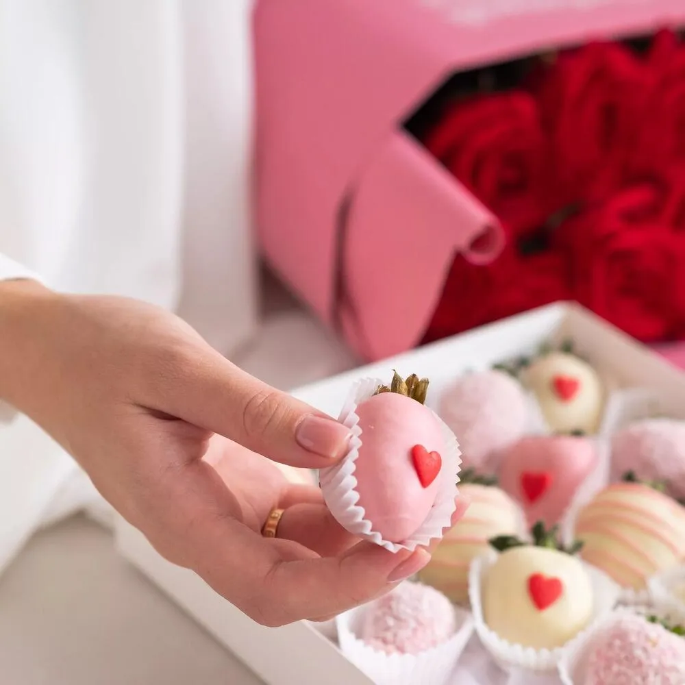 Букет из одноголовых красных роз и клубники в бельгийском шоколаде «Алый поцелуй» - фото 3