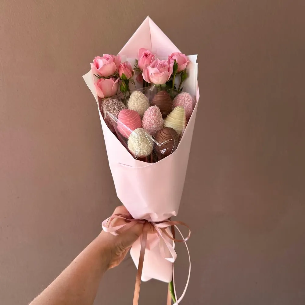 Букет с кустовой розой и клубникой в бельгийском шоколаде «мини Мари» - фото 3