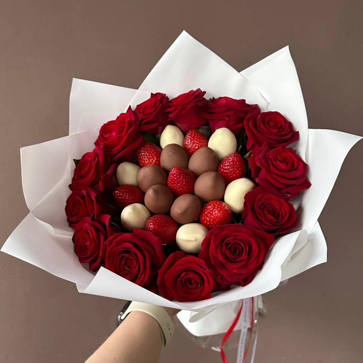 Букет "Валентинка" из 13 роз и 19 клубник в бельгийском шоколаде