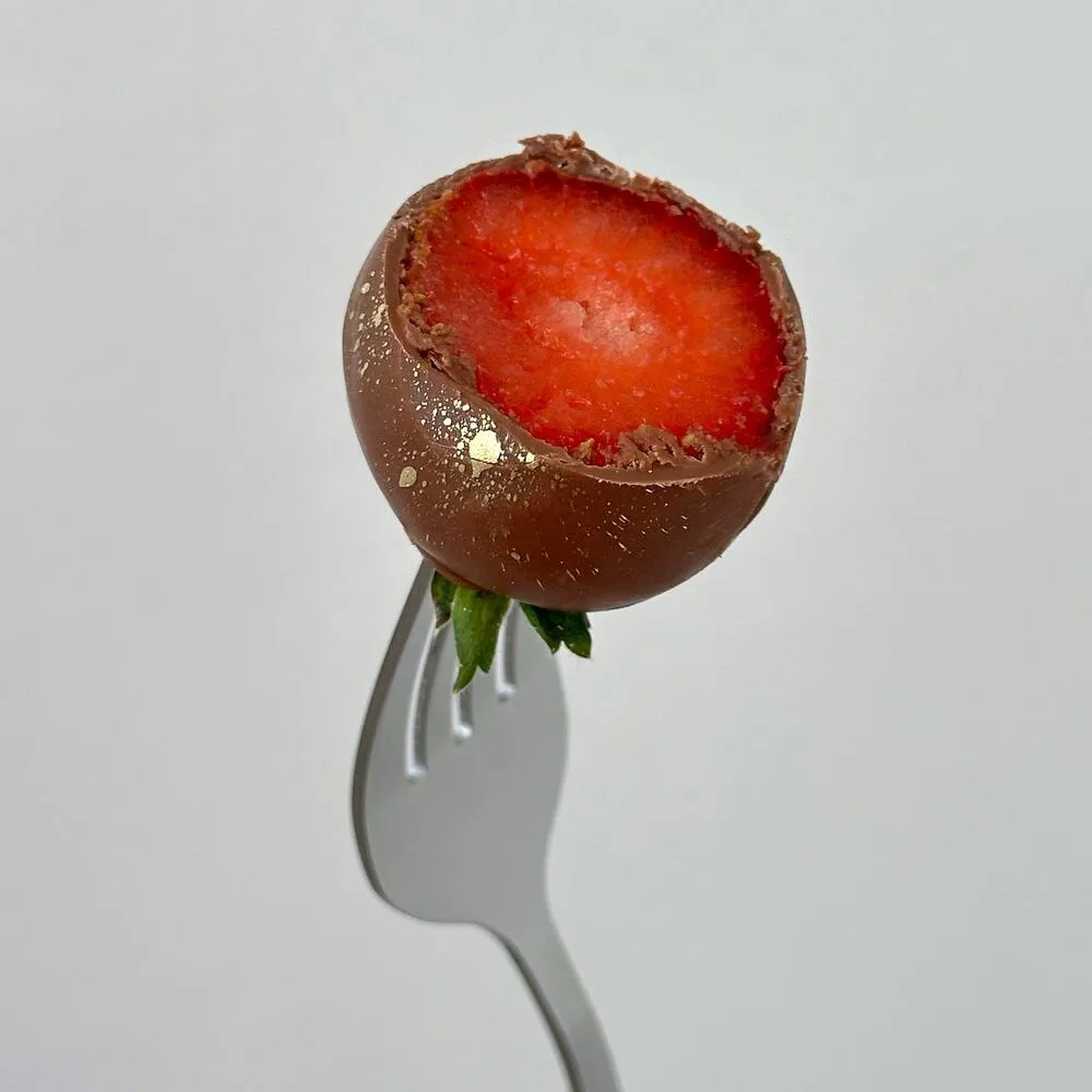 Подарочный набор клубники в бельгийском шоколаде с голубикой в коробке-сердце - фото 3