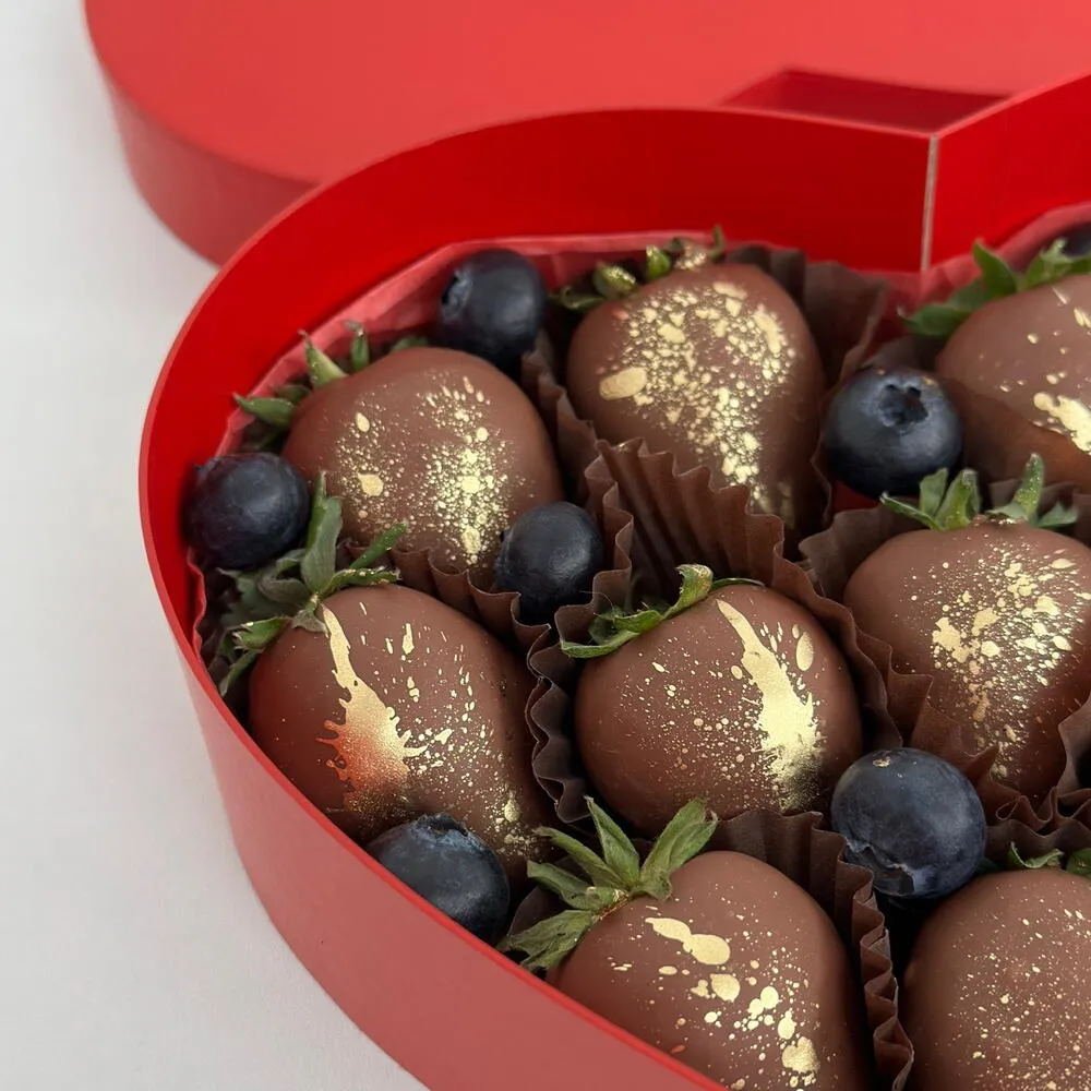 Подарочный набор клубники в бельгийском шоколаде с голубикой в коробке-сердце - фото 2