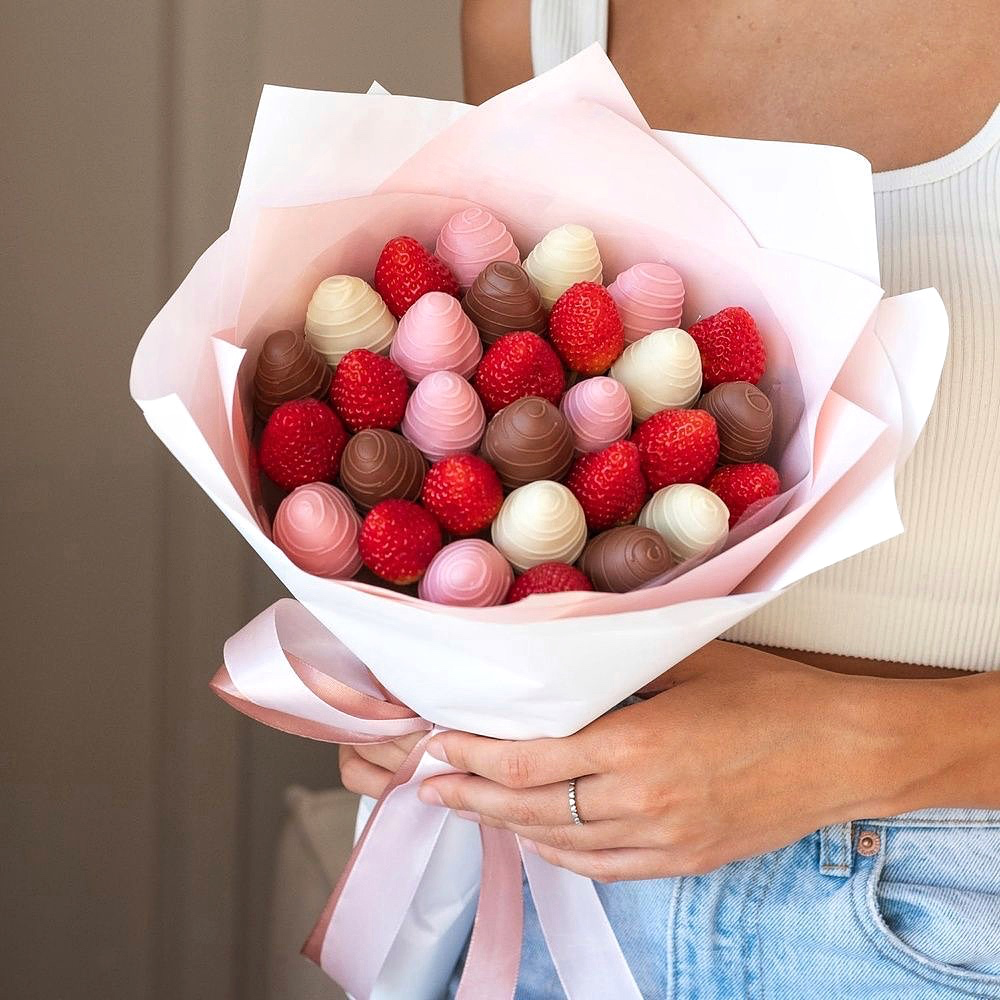 букет из клубники в белом и молочном шоколаде - фото 2